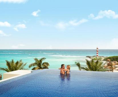 Foto de una de las piscinas con vistas al mar de este hotel todo incluido.