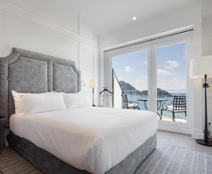 Una de las luminosas habitaciones dobles con terraza amueblada y vistas al mar del hotel.
