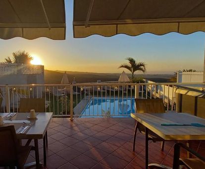 Agradable terraza con mobiliario y vistas a la piscina y al paisaje de este hotel solo para adultos.