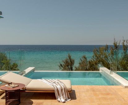 Terraza privada con piscina y vistas al mar de la suite Master Swim de este moderno hotel para parejas.
