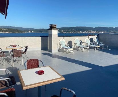Terraza solarium con mobiliario y vistas al mar de este hotel solo para adultos.