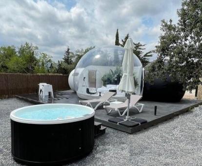 Preciosa suite burbuja con bañera de hidromasaje privada en el exterior.