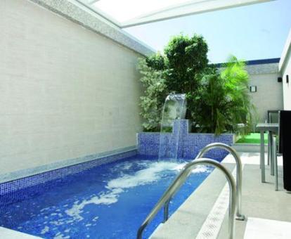 Fabulosa zona con piscina privada de una de las elegantes habitaciones de este hotel solo para adultos.