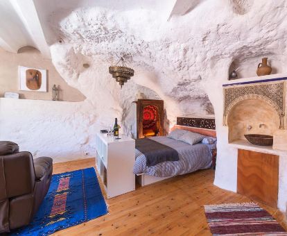 Una de las preciosas habitaciones de tipo cueva en este hotel solo para adultos.
