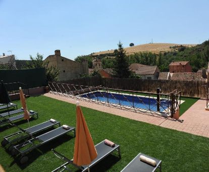 Zona exterior con jardín y solarium con piscina al aire libre de este alojamiento solo para adultos.