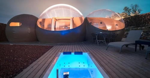 Foto de un jacuzzi a ras de suelo de madera con dos habitaciones en forma de burbuja al fondo