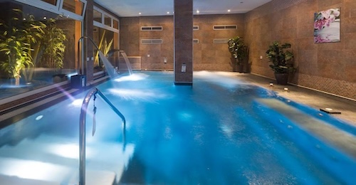 Foto de la piscina del Spa en la parte de las escaleras con los chorros de hidroterapia al fondo en el Hotel los 5 Enebros