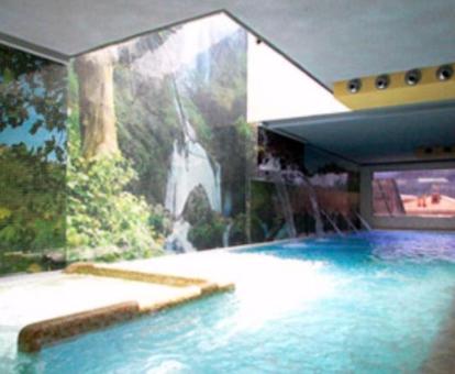 Hermoso espacio de bienestar con piscina de hidroterapia en este hotel solo para adultos.